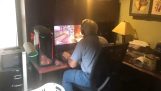 Isä pelaa Overwatchia tietokoneella