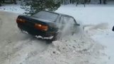 En Audi 90 Quattro i snön