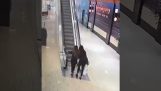 两个女人在自动扶梯上