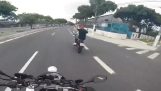 मोटरसाइकिल चोरों का पीछा करती पुलिस (ब्राज़ील)