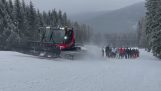 Pług śnieżny ciągnie narciarzy