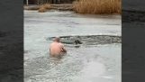 Ratowanie psa z zamarzniętego jeziora (Rosja)