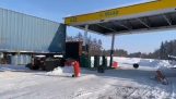Een vrachtwagen crasht een benzinestation (Rusland)