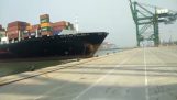 Lastfartyg kolliderar vid pir port