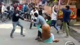 Μάχη στο δρόμο με ραβδιά (Ινδία)