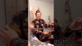 Жінка знаходить кімнату за дзеркалом у ванній