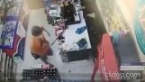 En butiksägare stöter bort en tjuv