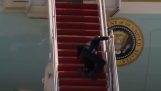 Joe Biden snubler, mens han klatrer ind i Air Force One