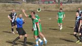 サッカー選手とファンが審判を追いかける (ブルガリア)