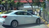 Eine Frau steigt ohne Feststellbremse aus ihrem Auto
