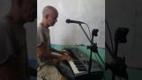 Un hombre de los interpreta Filipinas “Lágrimas en el cielo”