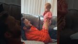 A csecsemő megpróbál jelnyelven beszélni siket apukájával