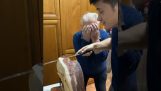 イタリアの祖父が孫にハムの切り方を教えてくれる