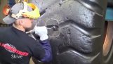 Reparação de um enorme pneu