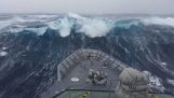 Büyük bir dalgaya karşı savaş gemisi