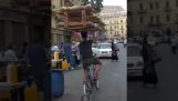 मिस्र में एक ब्रेड वितरक