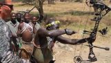 坦桑尼亞的獵人種族正在測試現代弓箭