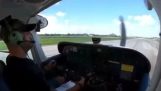 Un avion se ciocnește cu un hangar