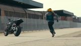 Een motorfiets probeert te ontsnappen
