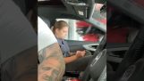 He made a prank on his girlfriend in the car wash