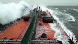 Una gran ola golpea la cubierta del barco.