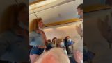 Uma mulher se recusa a usar uma máscara, e tirá-la do avião