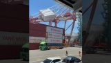 Macara se prăbușește în port (Taiwan)