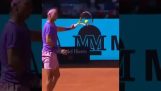 Rafael Nadal espetacularmente pega a bola com sua raquete