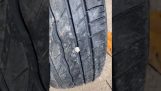 タイヤを傷つけずに石を取り除く方法