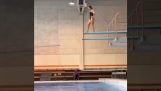 Dyk med en imponerande akrobatik