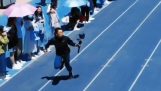 中国的一名摄影师跟随短跑选手