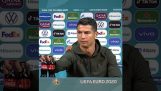 Cristiano Ronaldo zet de Coca-Cola-flessen voor zich neer