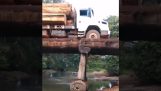 En lastbil passerar förbi en träbro