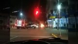 一辆汽车与一辆消防车相撞