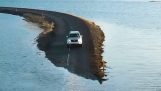 在冰岛被洪水淹没的道路上