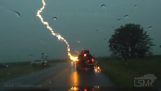 Blitz schlägt in ein Auto ein