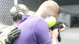 AK-47 ขัดข้องในระหว่างการยิงในการถ่ายภาพ