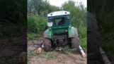 Възстановяване на трактор, потънал в калта