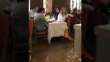 restaurante inundado em Veneza
