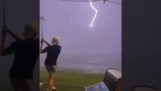 雷が空中でゴルフボールを打つ
