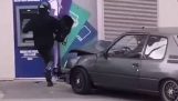 Útok na bankomat autom