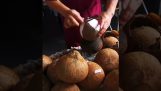 Pouličný predavač pripravuje kokosové mlieko