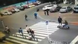 Скутерът на пешеходна пътека