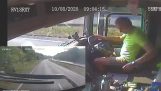 Șoferul își privește telefonul mobil în timp ce conduce, și provoacă un accident grav