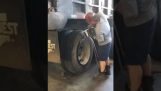 Výmena pneumatiky nákladného auta za 45 sekúnd