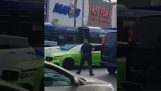 Um motorista atinge 7 carros tentando escapar da polícia (Nova Iorque)