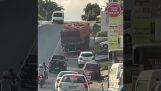 Overbeladen vrachtwagen op een helling