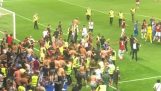 フランスのサッカーの試合で選手とファンの間を包囲する