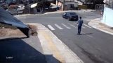 Hombre salta a un coche fuera de control para evitar una colisión