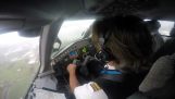 Пілот сідає літак під час сильної бурі